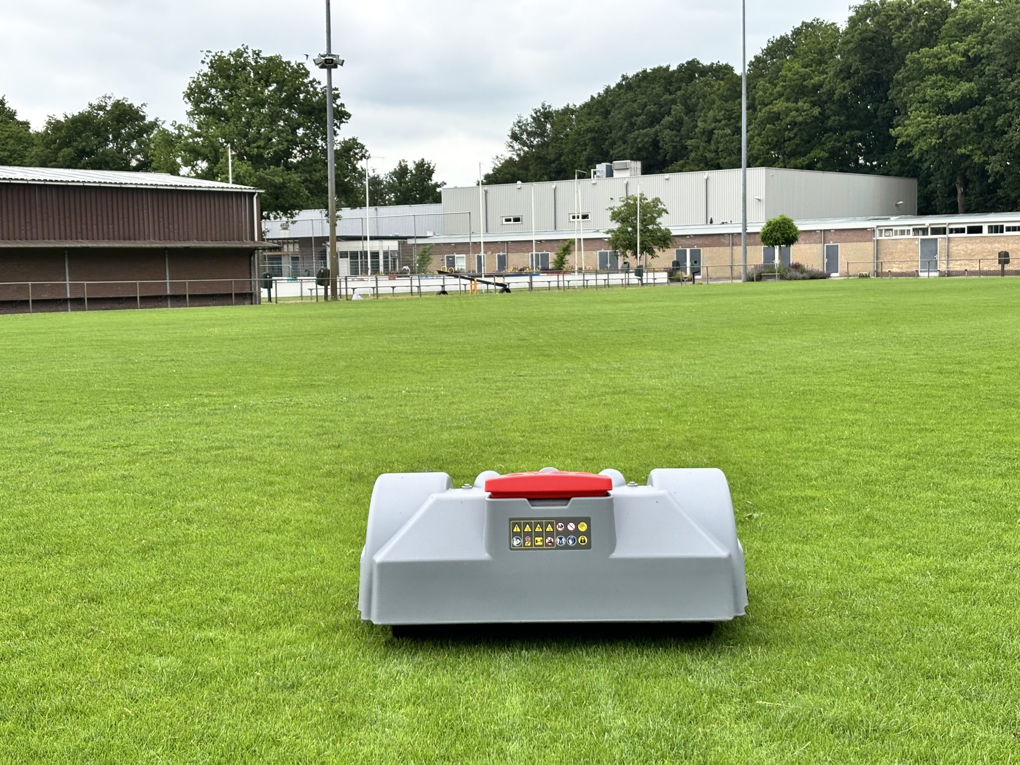 Trainingsvelden weer open, denk aan de robotmaaier