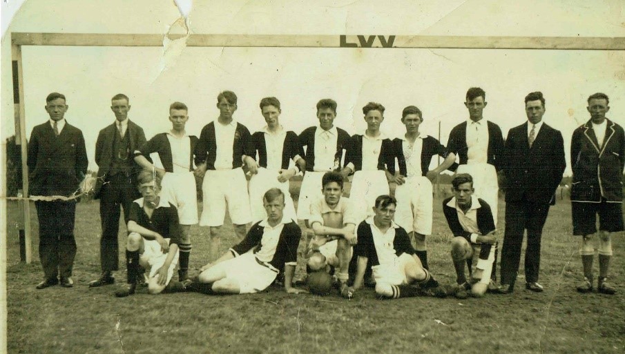 LVV in 1929 op het veld van de fam Kingma aan de Nieuwstraat Staand vlnr: Willem Stappenbeld, Maats,  Willem Bouwhuis, Leo van Vucht, Herman Hidding, Jan Beumer, Dolf Nijboer,Klaas Eikenhorst en Ab Berends, en Jan Pannekoek,  scheidsrechter onbekend. Zittend: Hendrik Eikenhorst, Jan Bouwhuis, Luf Beumer, Jan Bouwhuis en Jaap Gieske