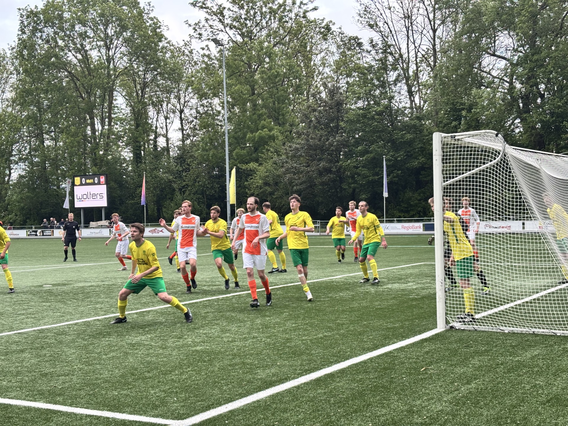Lemelerveld in blessuretijd onderuit, stunt 2e selectie, Vrouwen 1 spelen gelijk.