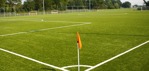 Kunstgrasveld weer geopend